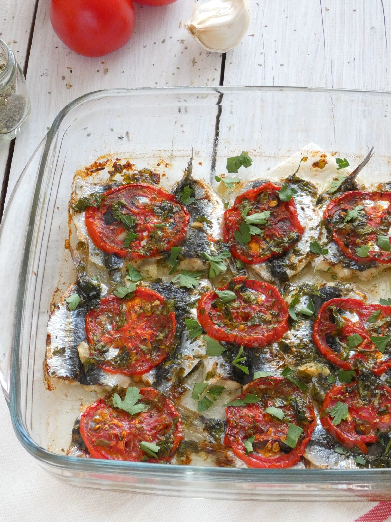 oven-baked sardines with tomato and parsley
