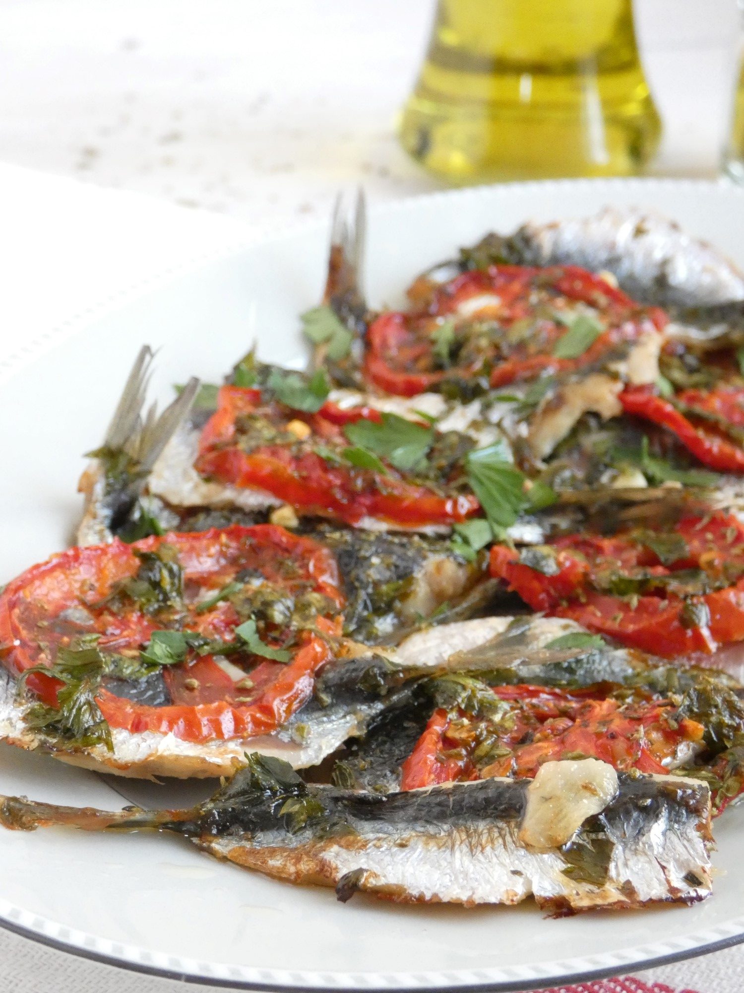 oven-baked sardines with tomato and parsley